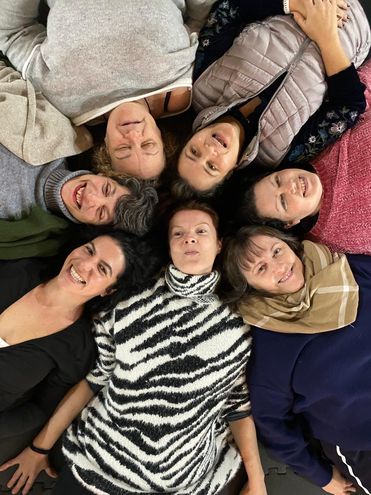 Encuentro en La Encina: siete mujeres sonríen formando un círculo